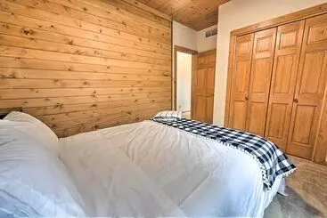 コテージ Hillside Hideaway W/ Hot Tub & Heated Patio!