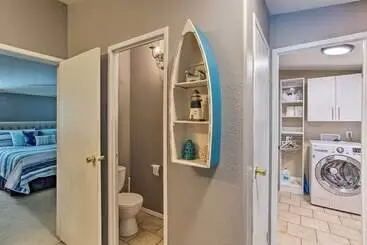 Mökkimajoitus Lakefront Retreat W/ Dock, Bar Hut & Fireplace!