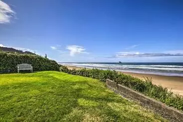 Landhus Oceanfront Escape W/ Pacific Views: Surf & Explore