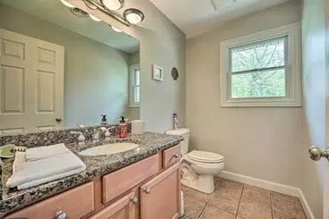 Mökkimajoitus Pet Friendly Grass Lake Retreat W/ Game Room!