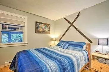 コテージ Stratton Mountain Home W/ View   2 Mi To Ski Lift!