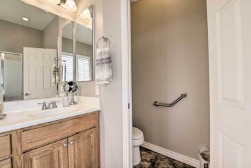 Сельский дом Stylish Goodyear Home W/ Game Room & Pool!