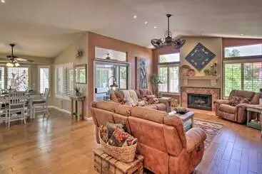 Mökkimajoitus Az Home W/ Resort Style Amenities & Mtn View!