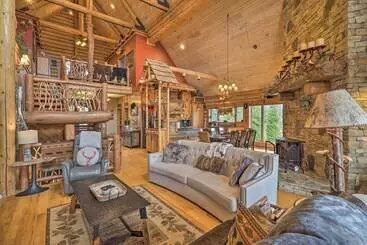 コテージ Boone Cabin W/ Deck, Hot Tub, & Mountain Views!