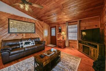 بيت ريفى Bryson City Cabin W/ Hot Tub, Views & Pool Table!