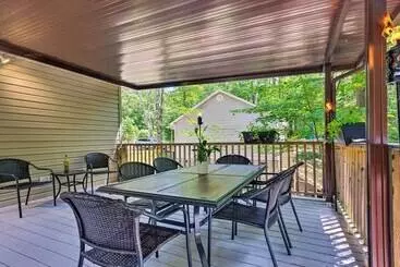 Mökkimajoitus Beech Mountain Home W/ Covered Deck, Near Skiing!