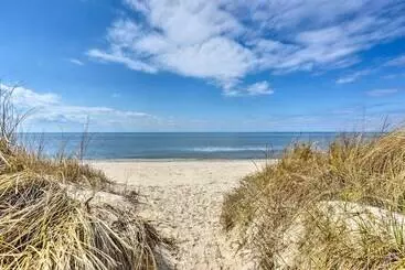 Cozy Villas Cottage W/ Deck, 1/2 Block To Beach!