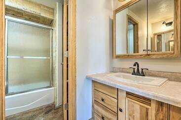 コテージ Lakefront Country Home W/ Waterslide & Trampoline!