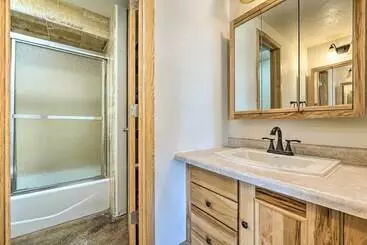 Mökkimajoitus Lakefront Country Home W/ Waterslide & Trampoline!