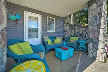 Mökkimajoitus Lakefront Newaygo Home   Private Dock, Kayaks