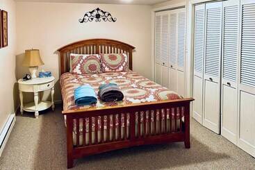 Ludington Cottage W/ Deck, Yard & Fire Pit!