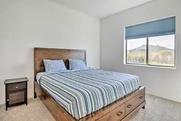 Mökkimajoitus Phoenix Home W/ Desert Views & Garden Style Yard