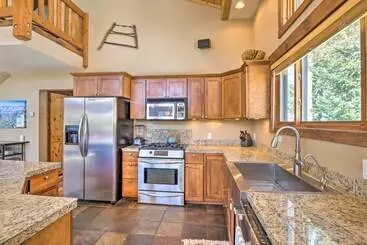 Mökkimajoitus Rustic Mountain Sanctuary On 2+ Acres W/ Deck!