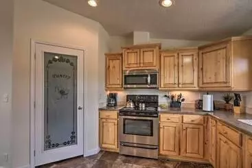 Mökkimajoitus Secluded Boulder House   Next To National Forests!