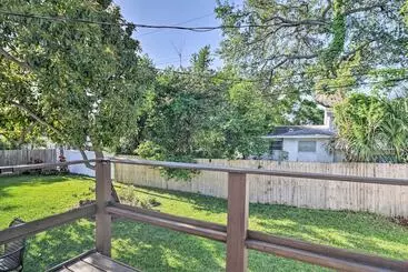 Mökkimajoitus Seminole Home: 1 Mi To Indian Shores Beach!