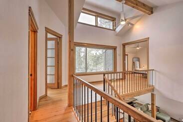 קוטג'' The Evergreen House: 5 Acres, Hot Tub, & Ac!