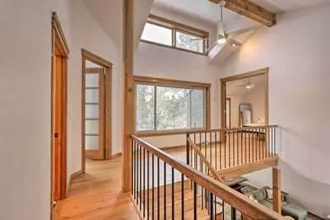 コテージ The Evergreen House: 5 Acres, Hot Tub, & Ac!