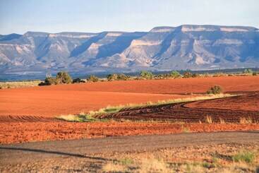 کلبه Unique Cortez Family Getaway W/ Mountain Views!