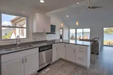 Mökkimajoitus Benton Harbor Lake Home W/ Dock: Newly Remodeled!