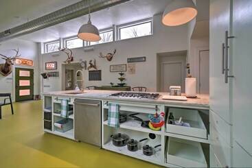 קוטג'' Bohemian Home W/ Screened Porch, 3 Mi To Lake!