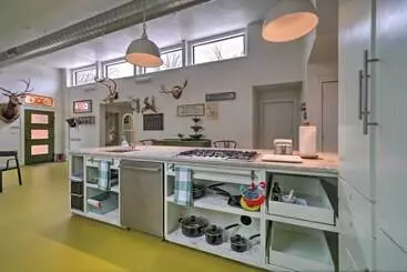 Mökkimajoitus Bohemian Home W/ Screened Porch, 3 Mi To Lake!