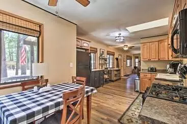 コテージ Fireplace, Deck & Grill: Pinetop Cabin Rental!