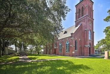 بيت ريفى Peaceful Schulenburg Farmhouse W/ Fire Pit & Grill