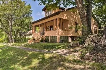 Mökkimajoitus Country Chic Cotter Home W/ Outdoor Living Space!