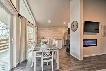 Cozy Cottage On The Coast Near Downtown Westport!