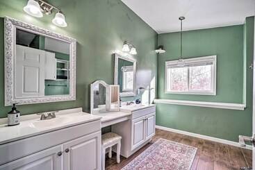 بيت ريفى Gray Home W/ View Of Boone Lake + Fire Pit!