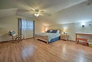 Mökkimajoitus Lake Michigan Waterfront Home: 1 Mile To Downtown!