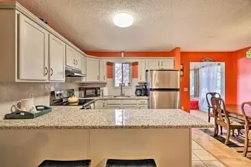 コテージ Game Room & Kayaks: Lakefront Poconos Home!
