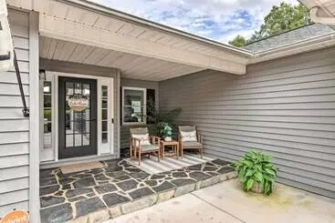 Mökkimajoitus Lakefront Sherrills Ford Haven W/ Boat Dock!