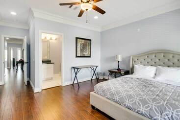 Сельский дом Luxe Southwest Houston Home W/ Balconies & Patio!