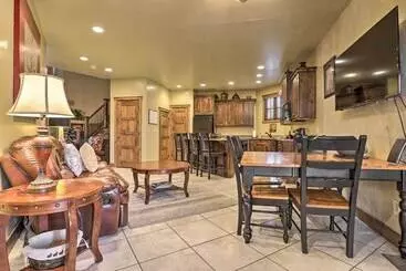 کلبه Luxurious Cedar City Getaway: 32 Mi To Brian Head!