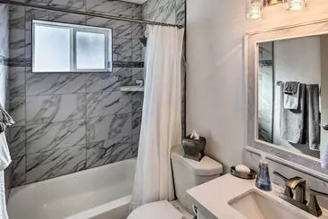 کلبه Lake Havasu City Home: Putting Green, Pool Access!
