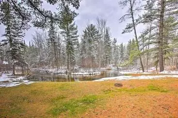 Mökkimajoitus Peaceful Traverse City Cabin ~ 16 Mi To Dtwn!
