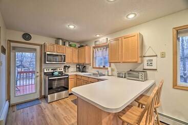 Сельский дом Poconos House W/ Deck + Game Room < 2 Mi To Lakes!