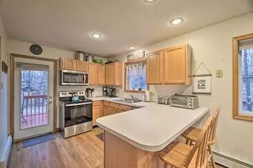Mökkimajoitus Poconos House W/ Deck + Game Room < 2 Mi To Lakes!