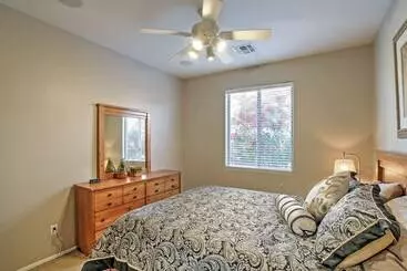 Mökkimajoitus Queen Creek Home: Private Pool + Golf Course View!