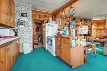 별장 Seasonal Lakefront Tawas City Home W/ Grill!