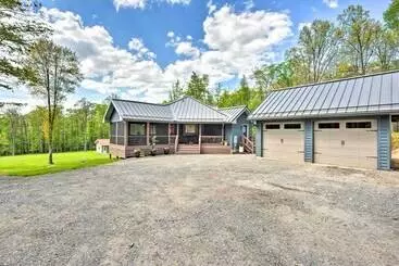 Mökkimajoitus Hot Tub & Dogs Welcome: Secluded Oakland Gem