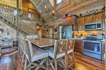 コテージ Sevierville Cabin W/ Game Room, Hot Tub & Theater!