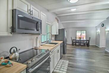 بيت ريفى Woodsy Retreat W/ Deck 2 Mi To Rainbow Lake!