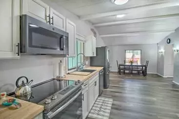 Mökkimajoitus Woodsy Retreat W/ Deck 2 Mi To Rainbow Lake!