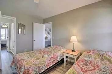 Mökkimajoitus Steps To Sunset Beach: Canal Front Home W/ Dock!