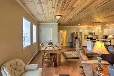 Mökkimajoitus Cheerful Tiffin Digs In The Heart Of Downtown