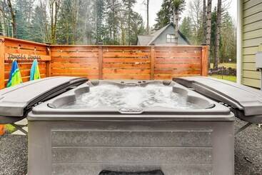 کلبه Family Friendly Packwood Retreat W/ Deck!