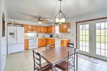 קוטג'' Familyfriendly Jonesborough Retreat W/ Yard!