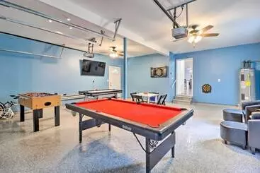 Mökkimajoitus Gorgeous Pocono Summit Retreat W/ Deck & Hot Tub!